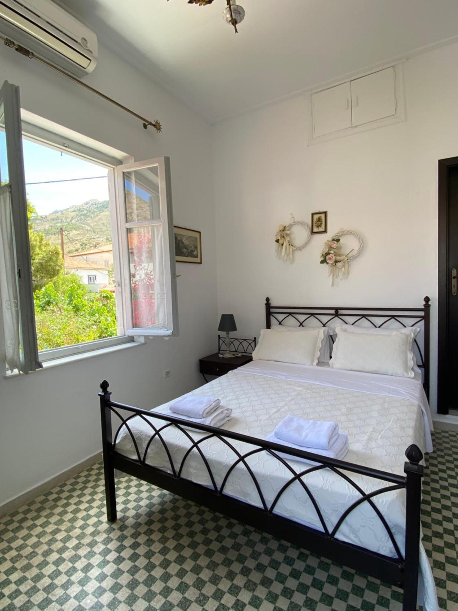 Douskos Uptown Living Hotel Hydra  Bagian luar foto