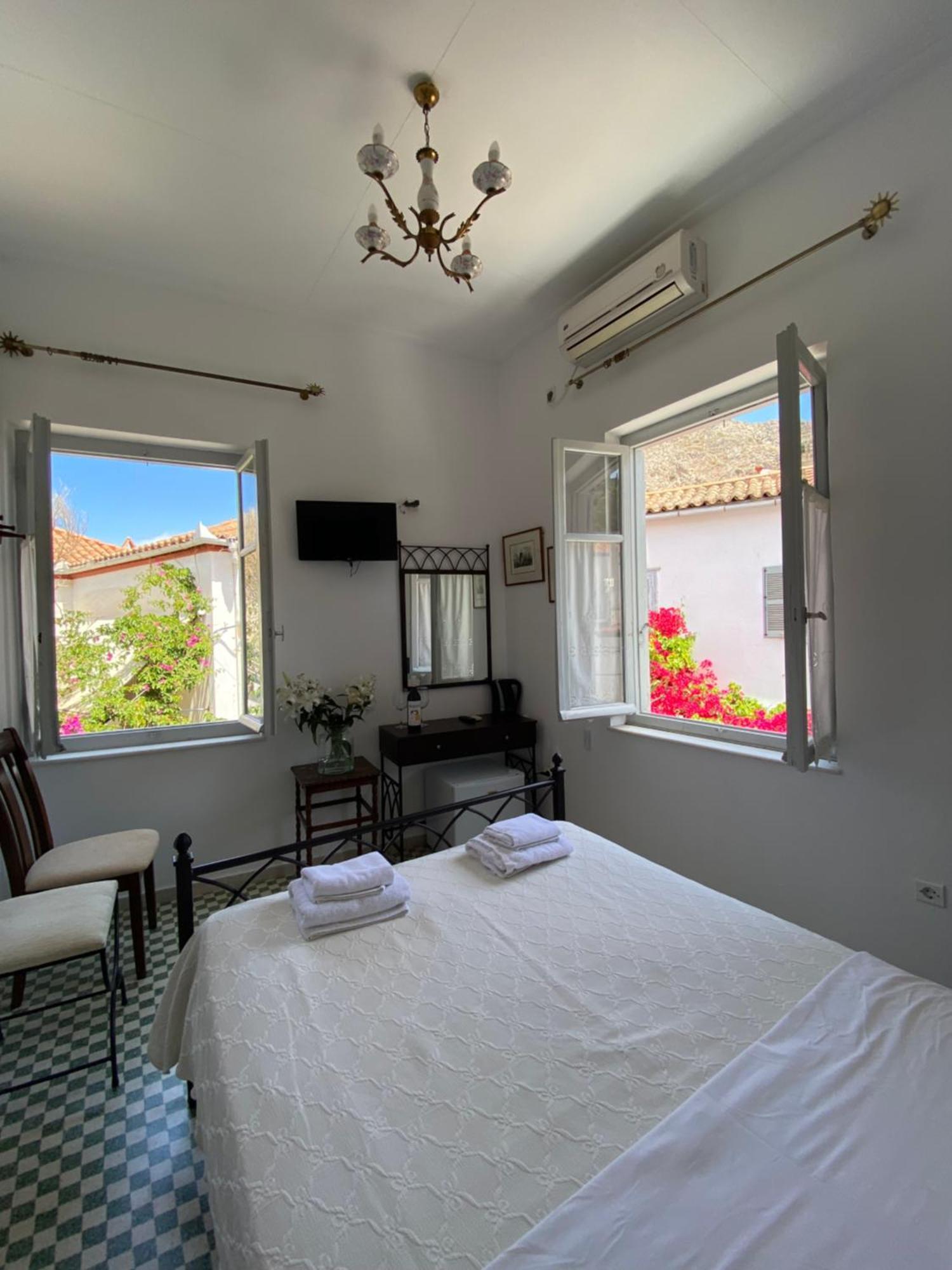 Douskos Uptown Living Hotel Hydra  Bagian luar foto