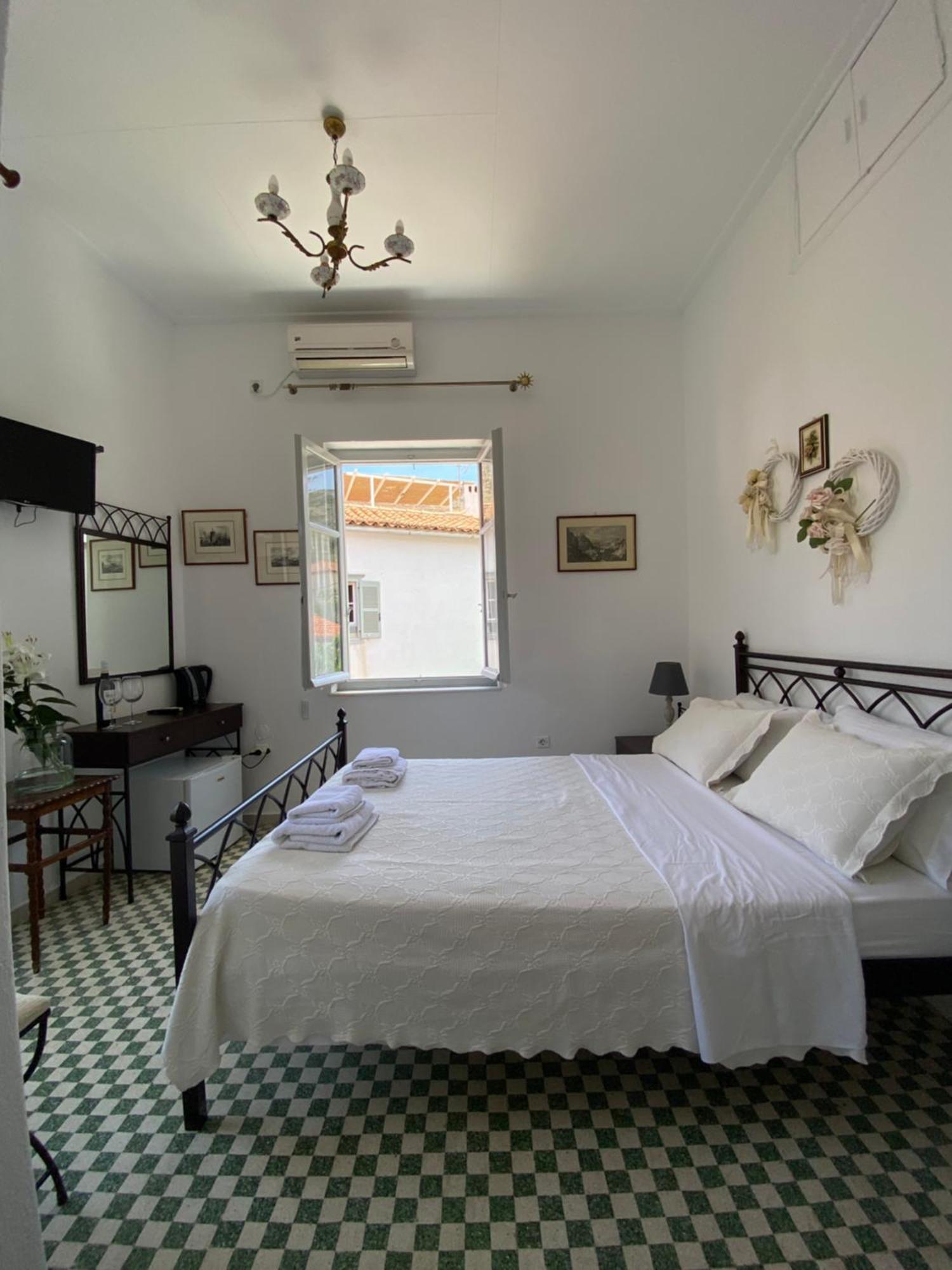 Douskos Uptown Living Hotel Hydra  Bagian luar foto