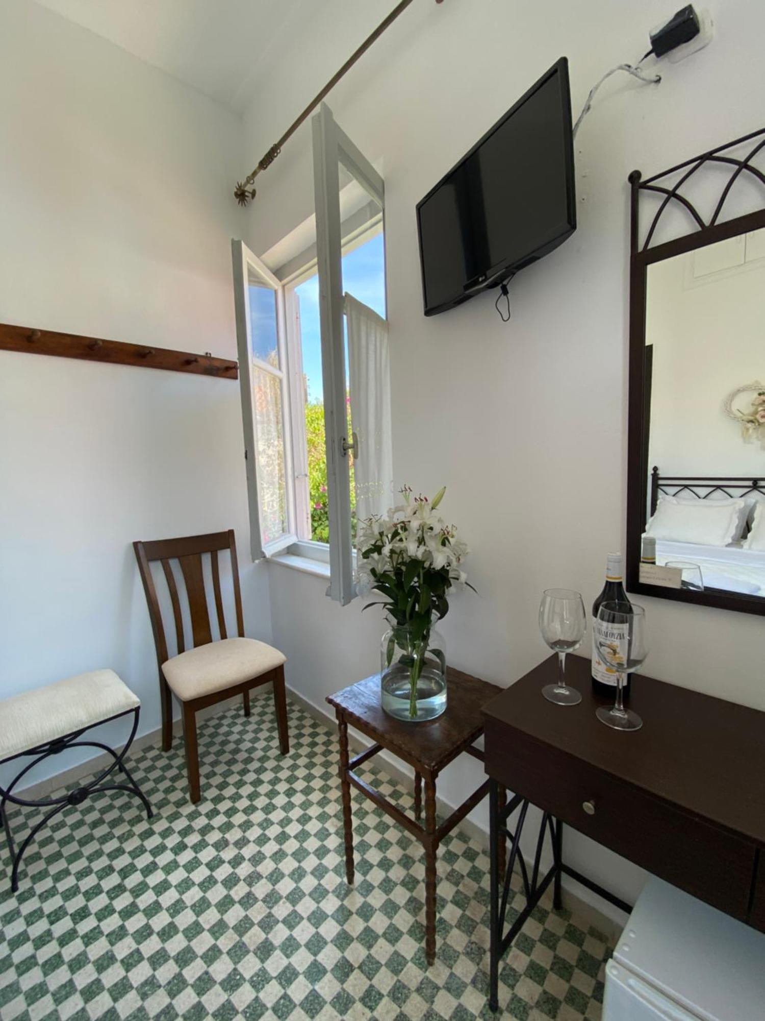 Douskos Uptown Living Hotel Hydra  Bagian luar foto