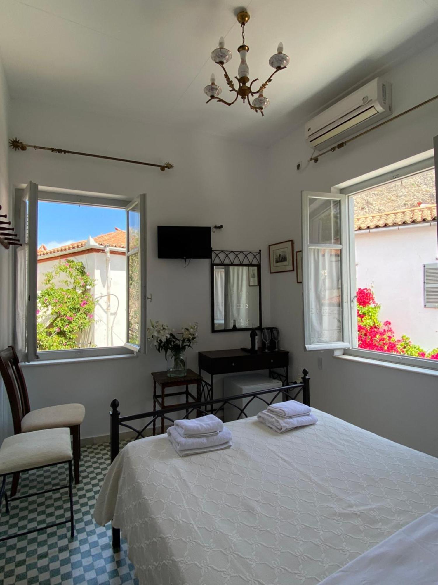Douskos Uptown Living Hotel Hydra  Bagian luar foto