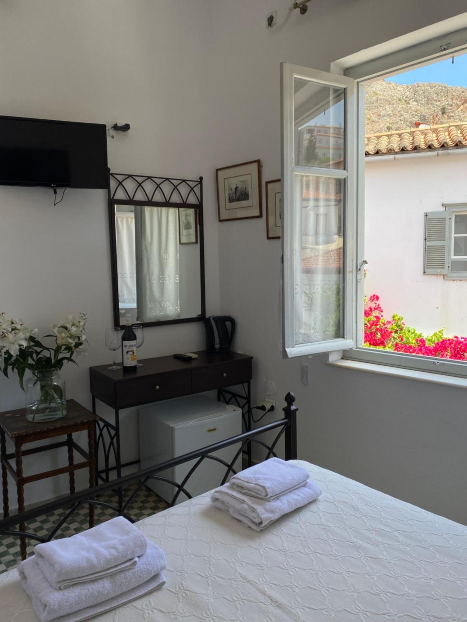 Douskos Uptown Living Hotel Hydra  Bagian luar foto