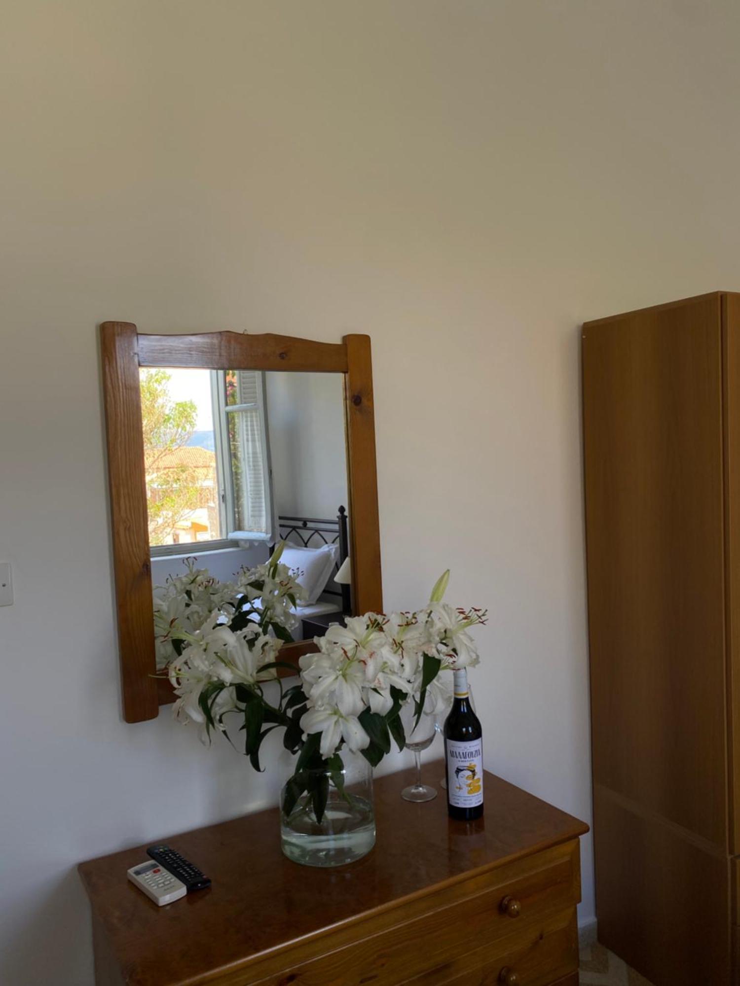 Douskos Uptown Living Hotel Hydra  Bagian luar foto