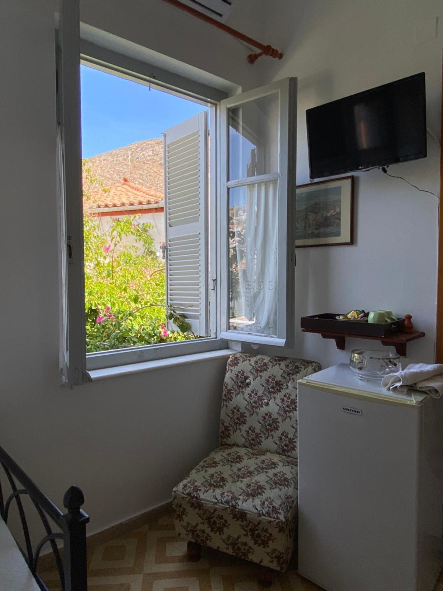 Douskos Uptown Living Hotel Hydra  Bagian luar foto