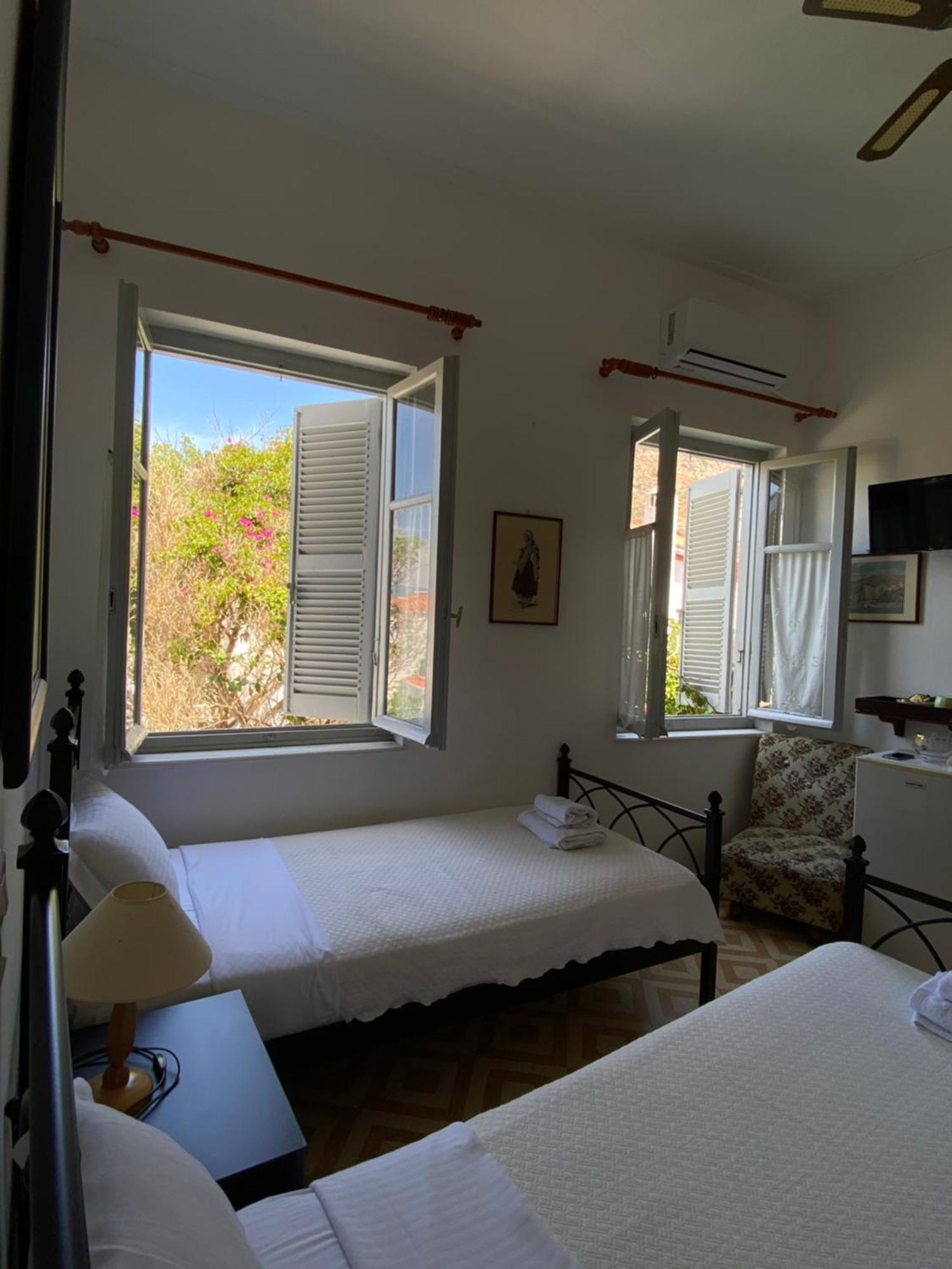 Douskos Uptown Living Hotel Hydra  Bagian luar foto