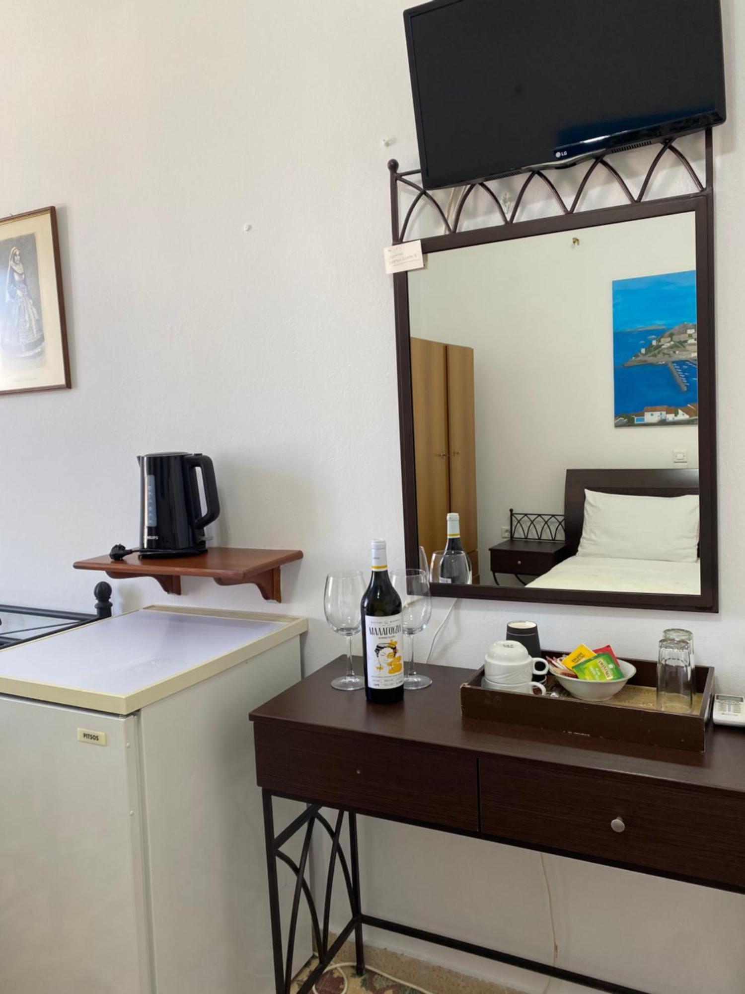 Douskos Uptown Living Hotel Hydra  Bagian luar foto